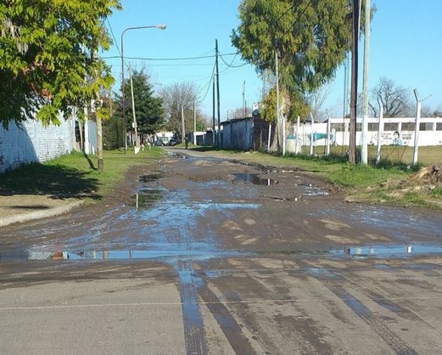 Una esquina de Los Hornos a la deriva y no llegaron soluciones: ”Está cada vez peor”