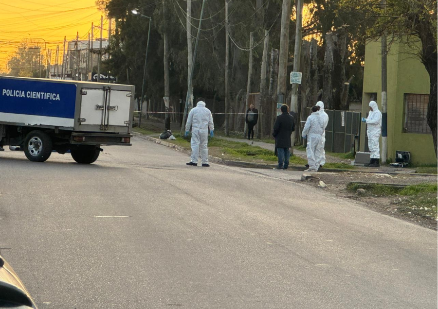 Un policía mató a un ladrón en una parada de micros de La Plata en medio de un intento de robo
