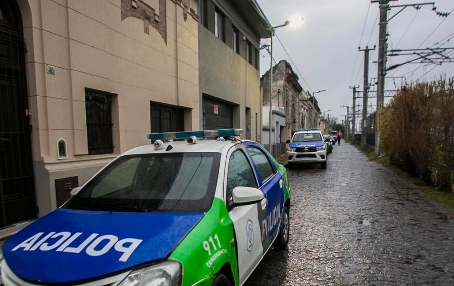 Lo denunciaron los vecinos en Tolosa e intentó atacar a un policía con un machete
