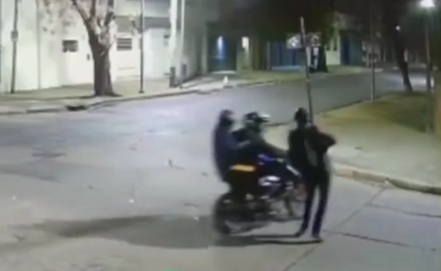 Casi atropellan a un joven para robarle en las inmediaciones de Plaza España