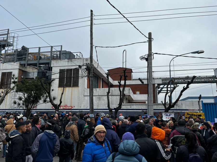 5 millones de kilos de alimentos sin entregar: cientos de familias vulnerables protestan frente al depósito de Villa Martelli