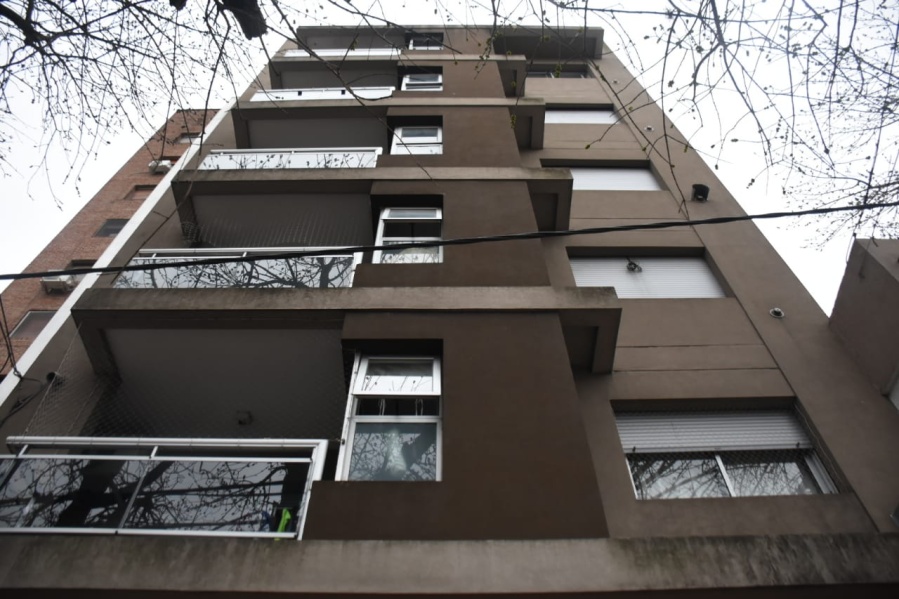 Una mujer lucha por su vida tras caer de un cuarto piso de un edificio de La Plata