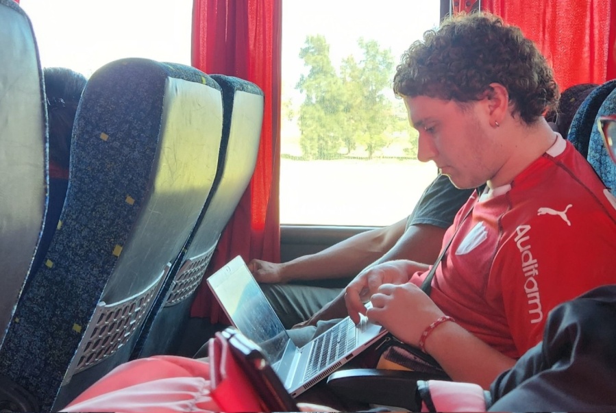 Estaba camino a La Plata en colectivo, vio a un joven con una notebook y le dedicó un ”emotivo” posteo: ”Si supieran...”