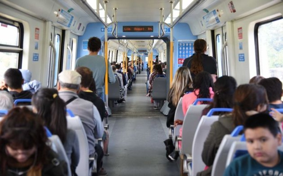 Se dormía parada en el tren pero la solidaridad de los pasajeros hizo que consiguiera varios despertadores y una salvación