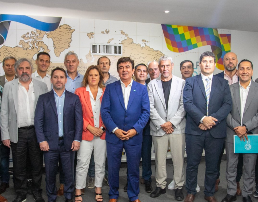 500 intendentes también presentaron un recurso de amparo contra el decretazo de Milei: ”Viola la separación de poderes”