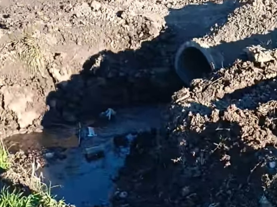 Pozo de grandes dimensiones genera accidentes en Los Hornos