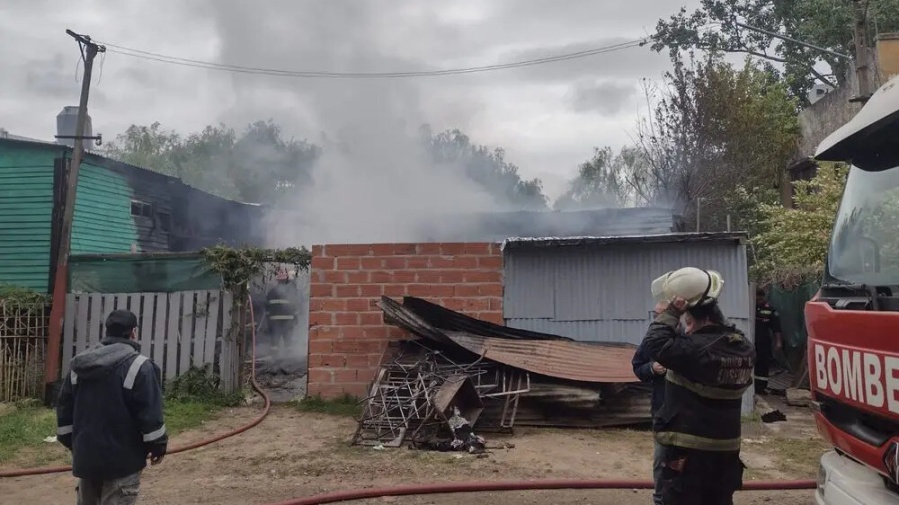 Detuvieron a un joven acusado de provocar un incendio que afectó tres viviendas en Punta Lara