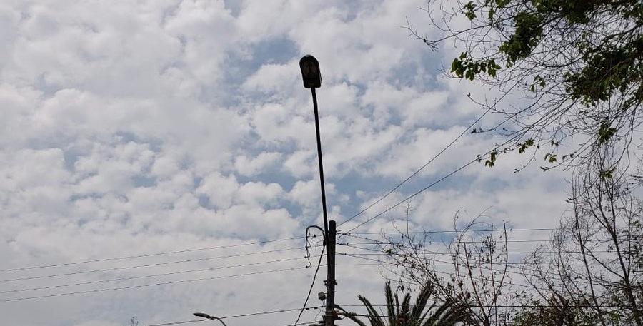 Vecinos de 2 y 72 están cansados de reclamar por las luminarias rotas: ”Es un peligro pasar por ahí”