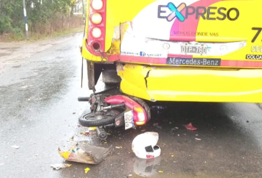 Un chico de 17 años terminó abajo de un micro en Villa Elvira y fue trasladado de urgencia: el casco le salvó la vida