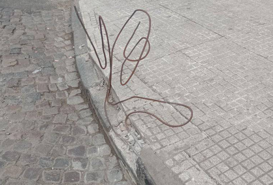 En la zona de Plaza Rocha reclamaron por un peligroso alambre desprendido
