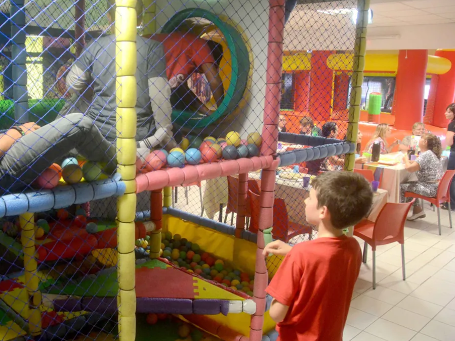 ”Mucha consulta, poca reserva”: la crisis también golpea a los salones de fiestas de La Plata y ofrecen opciones ”low cost”