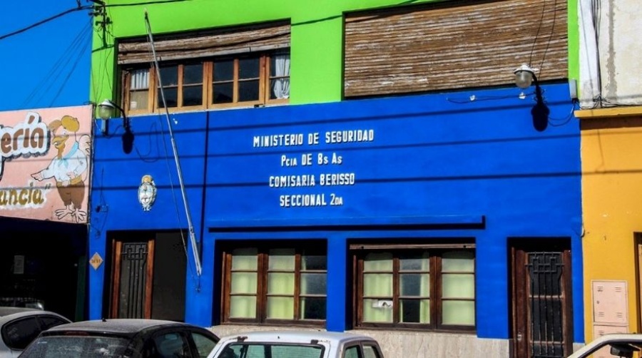 A un luchador de artes marciales detenido en Berisso le agarró un brote psicótico y atacó a los policías