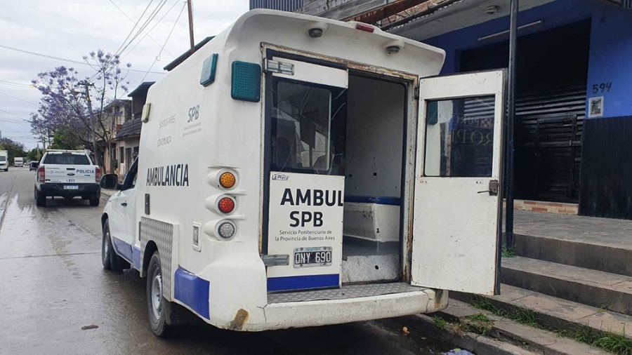 A los tiros, rescataron a un preso que trasladaban en ambulancia a La Plata