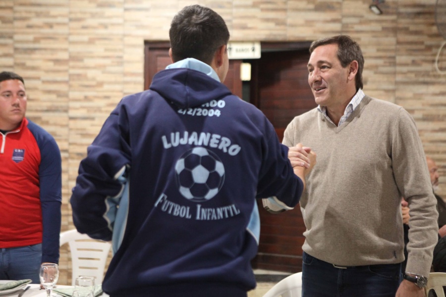 Garro firmó un contrato para ceder tierras municipales a clubes barriales: ”Acompañamos y buscamos mejorar las instituciones”