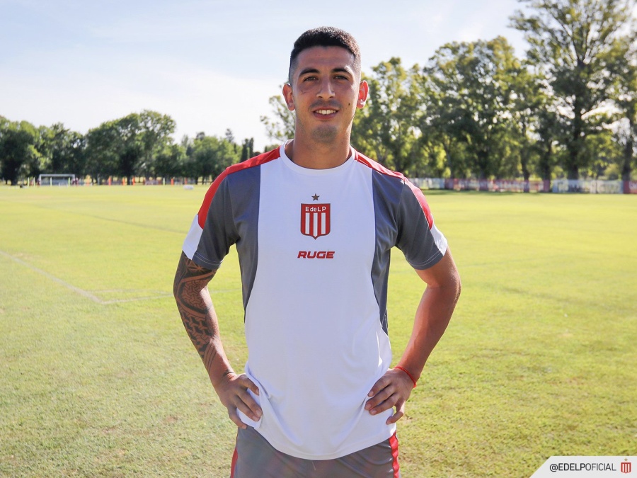¿Qué tiene Santiago Flores?
