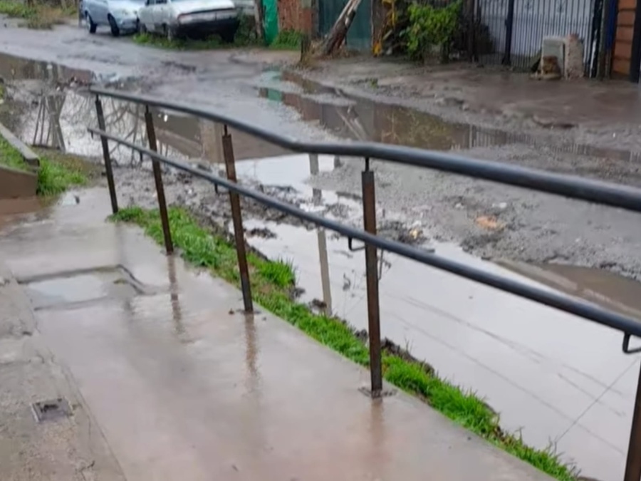 Denuncian riesgos sanitarios en un jardín de Los Hornos por un pozo lleno de agua y basura