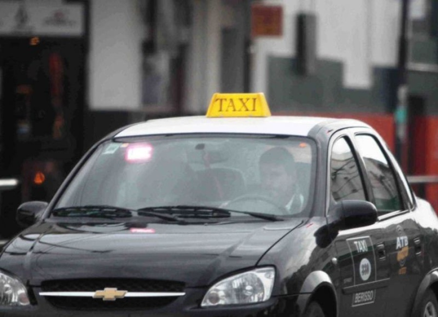 Fingieron ser pasajeros y apuñalaron a un taxista en Berisso para robarle
