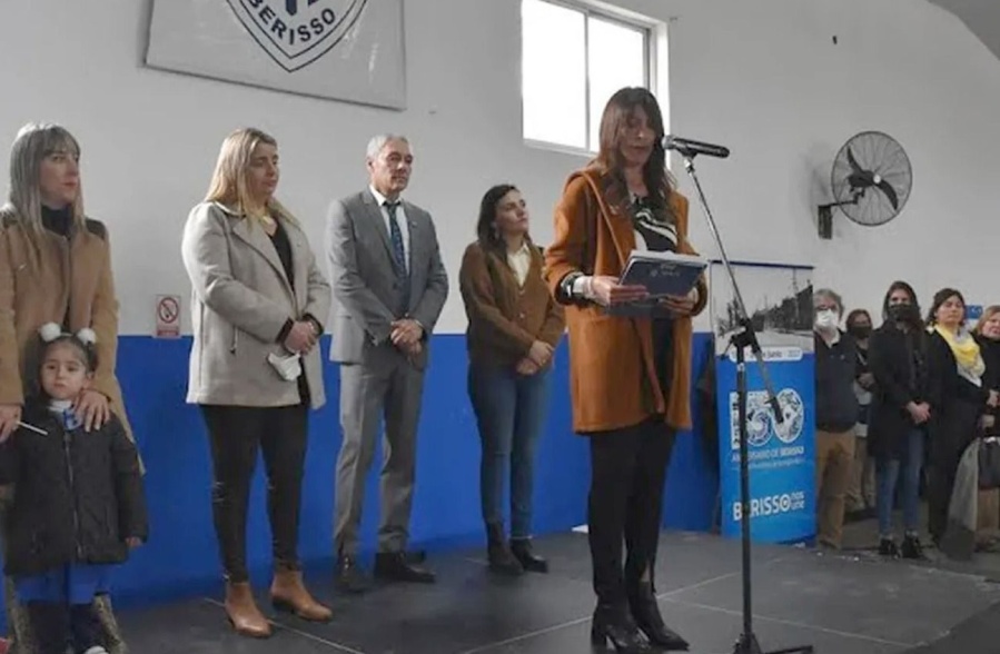 Tenso acto en una escuela de Berisso: abuchearon a la Jefa Distrital por decir ”nosotres”, ”momentes” y ”querides”