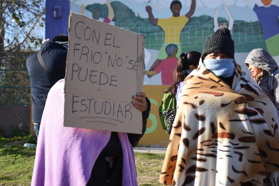 Alumnos, padres y docentes realizaron un frazadazo en una escuela de Tolosa: ”Los chicos están faltando desde ayer”