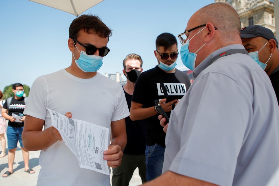 Ante una cuarta ola, el Gobierno francés extendió el pase sanitario