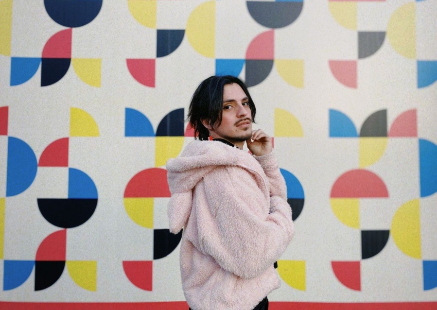 La ilustradora Queer que revoluciona La Plata con sus dibujos: ”Cartoon es una ensalada de frutas”