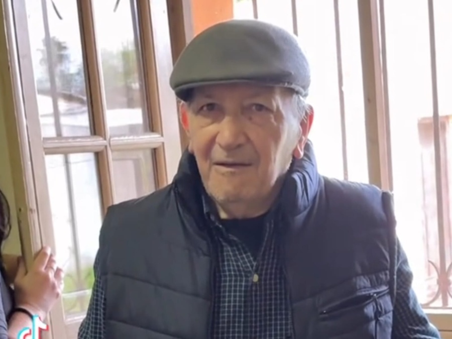 Una historia de amor que emociona: se arregló con un chaleco y boina para reencontrarse con su esposa tras ser dada de alta