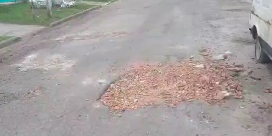 Reclaman por el mal estado del asfalto en 136 y 57