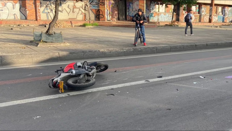 Una moto embistió a una trabajadora de salud a bordo de otro rodado y resultó herida en City Bell