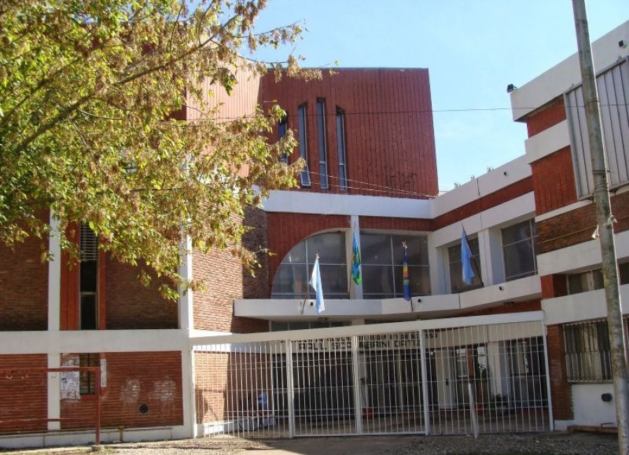 Antes era el calor, ahora es el frio: una escuela de Berisso tuvo que recortar su horario por la falta de vidrios