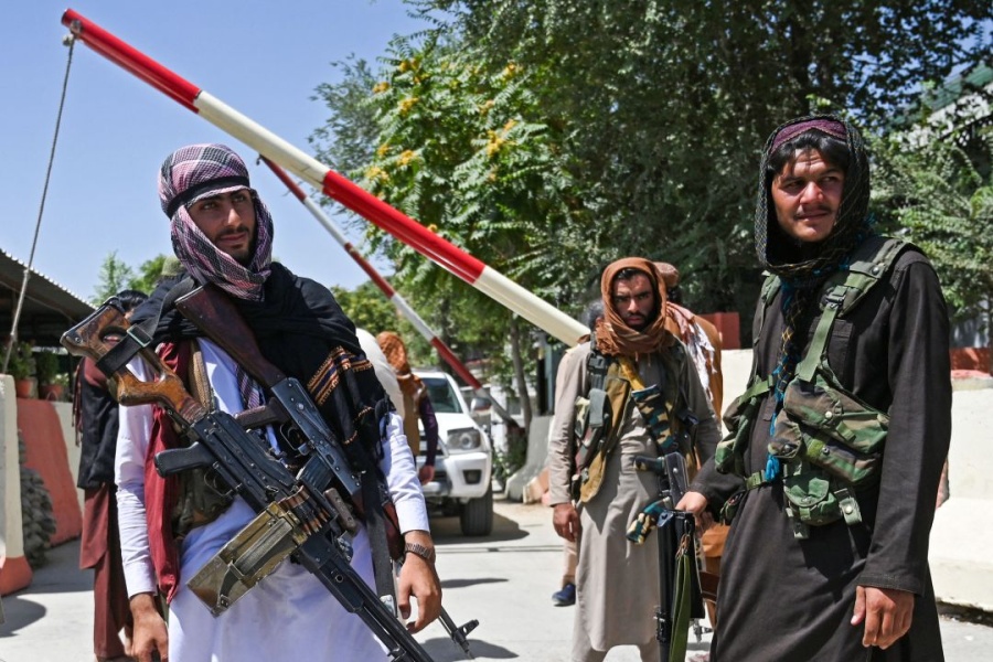 Feroz ataque de un grupo de talibanes hacia periodistas en una protesta de mujeres