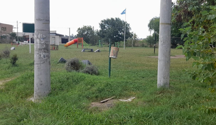 Vecinos de Parque Sicardi reclaman mantenimiento y arreglos en la plaza de los Teros: “Hace años que pedimos luminarias”
