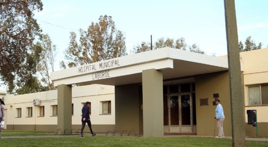 Se tropezó, cayó sobre vidrios rotos y murió