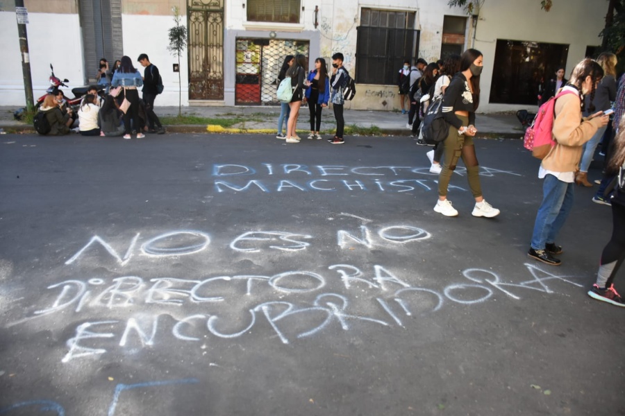 El joven denunciado por abuso en el Normal 2 de La Plata se cambió de colegio y todavía reina un tenso clima