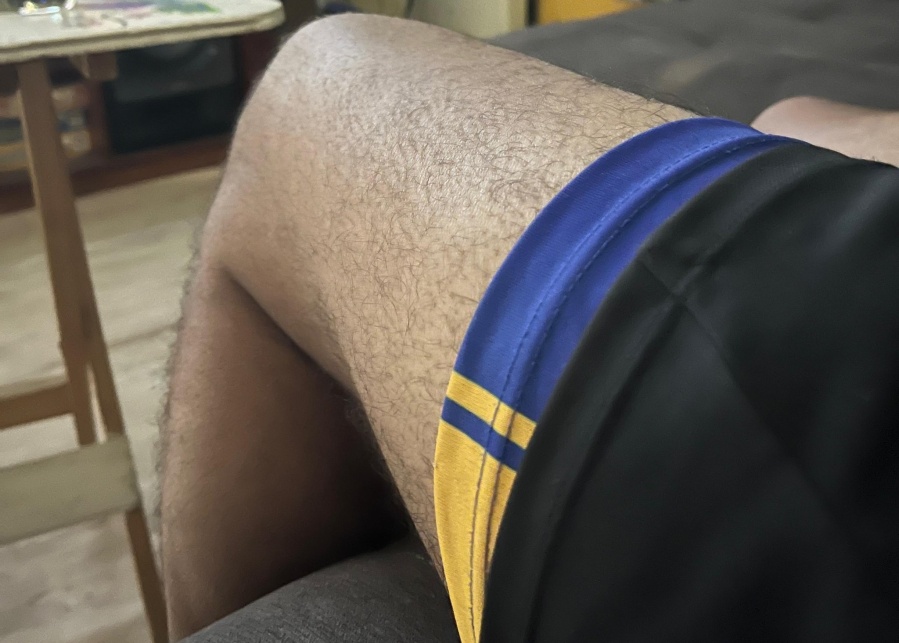 Un joven llevó un short de fútbol a una reunión familiar porque creía que iban a ”jugar a la pelota” y su novia lo escrachó