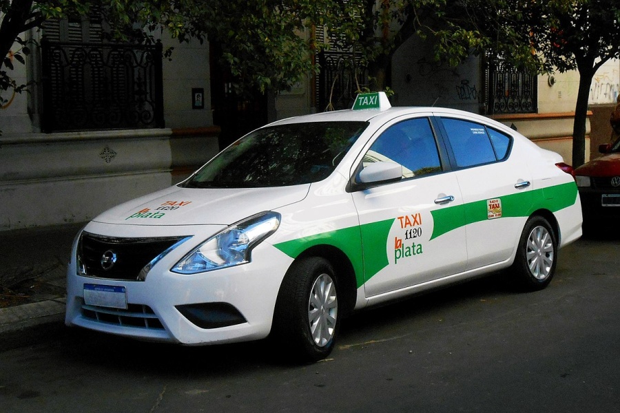 Una mujer se tomó un taxi en City Bell, no tenia para pagar el viaje y le robó al conductor