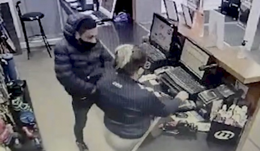 Amenazaron con un arma a la empleada de un negocio platense para robarle mercadería