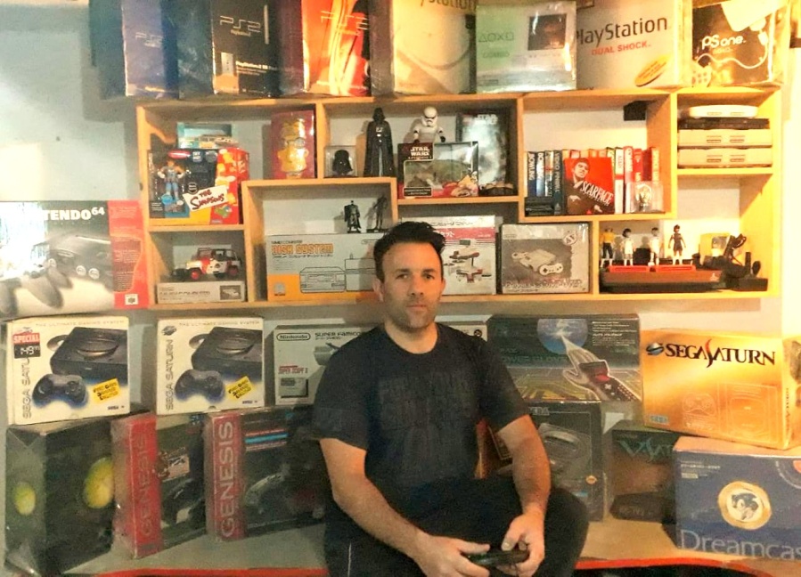 Héroe platense irá a Japón para traer juegos de Sega y Family, y revenderlos a bajo precio: ”Lo hago por pasión”