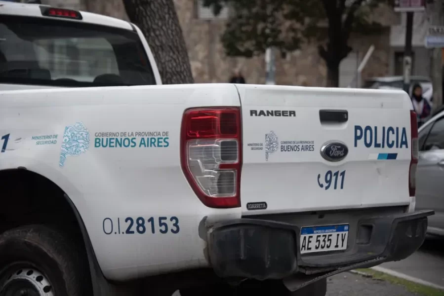 Violento asalto en La Plata: Dos encapuchados atacaron a una policía de civil