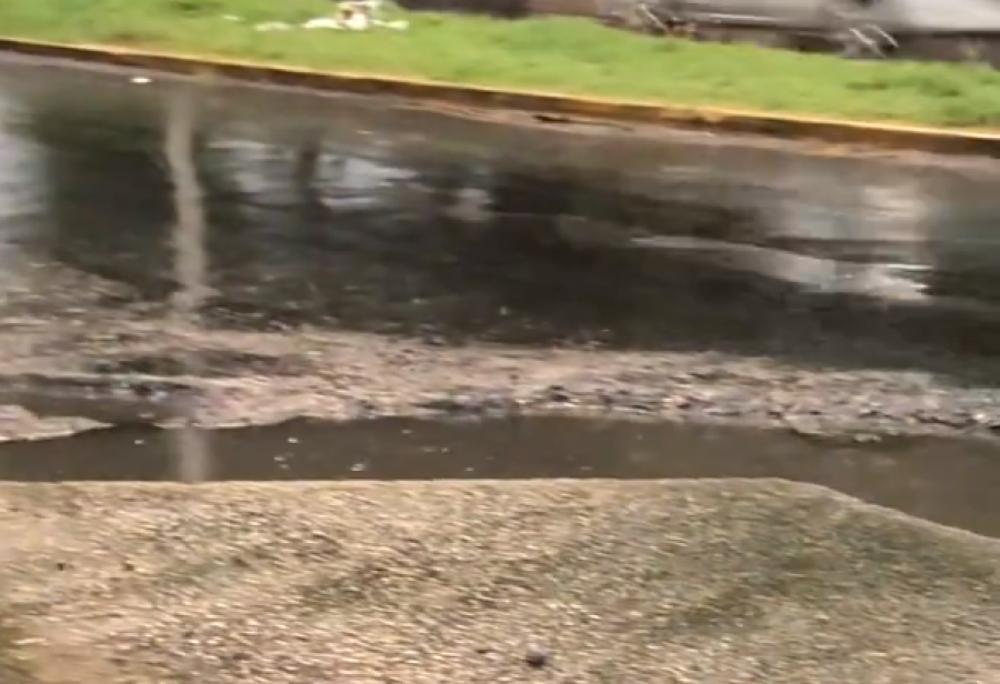 ”Hermoso empezar así el día”: un pozo le rompió la cubierta nueva en 44 y 161 y explotó