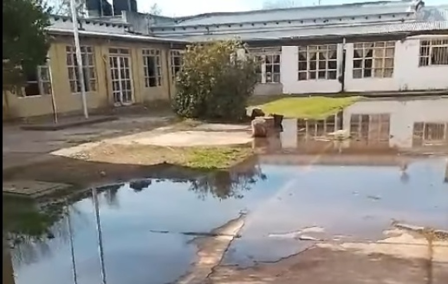 Vecinos reclamaron que una escuela secundaria de Los Hornos el patio está copado por una gran laguna