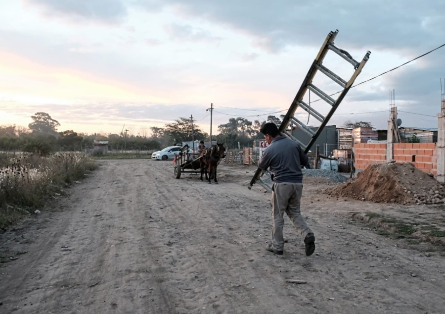 Se recibió, le dieron el diploma y le saquearon su casita en la toma de Los Hornos: ”Está sola y tiene un chiquito de 9 años”