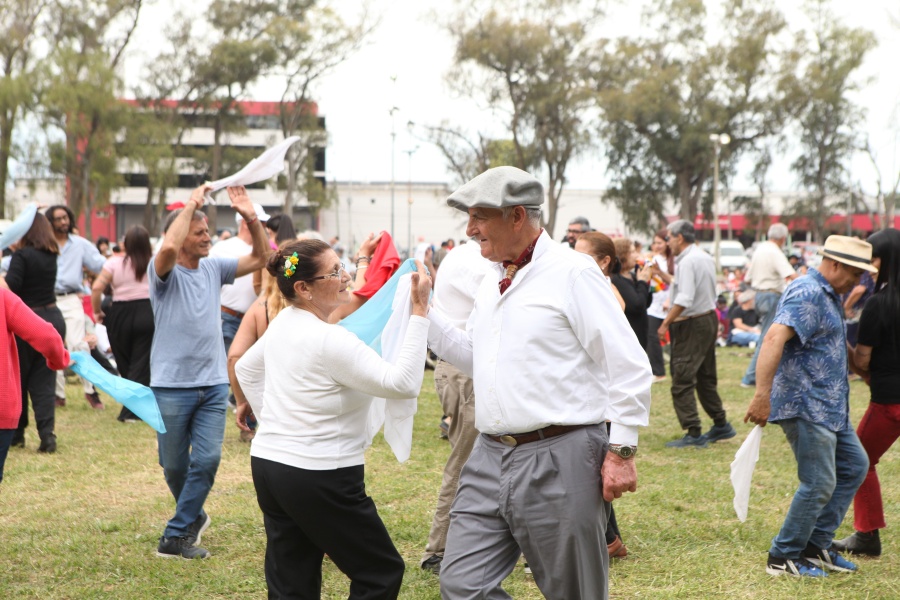 ”Posta Querandíes” convocó a miles de platenses con danzas folklóricas, payadores y un paseo gastronómico