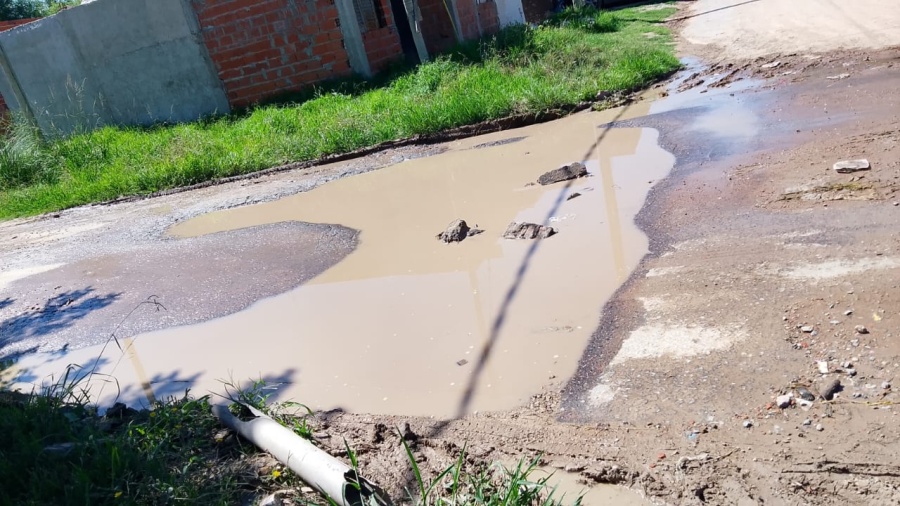 Vecinos se quejaron de un ”lago” en medio de una cuadra de Barrio Aeropuerto