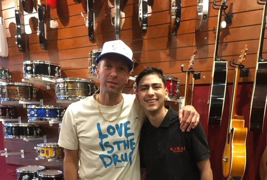 Típico, estás trabajando y viene Chris Martin de Coldplay: el video del cantante en una tienda de música porteña