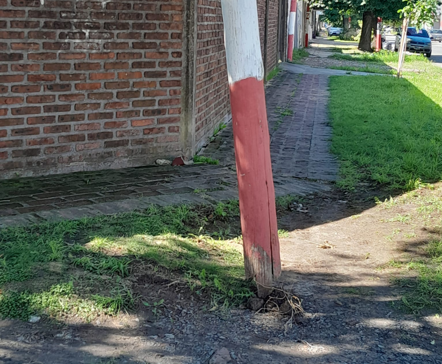 En 139 y 64 alertaron por un peligroso poste ”chispeante”