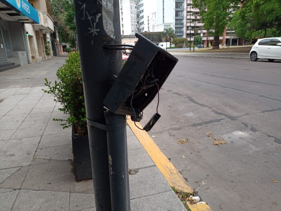 Vecinos de Plaza Paso preocupados por la condición de una caja de electricidad de un poste