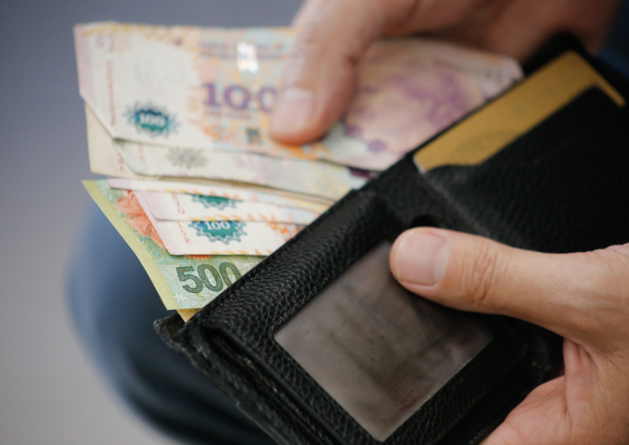 Se oficializó el aumento en el salario mínimo, vital y móvil y superará los 80 mil pesos