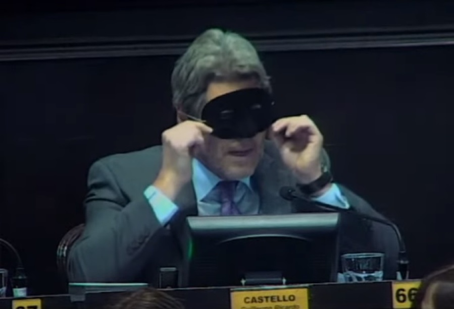 El antifaz de Castello, las plumas de Susana González y el fallido video de Owen Fernández: las perlitas de la doble sesión