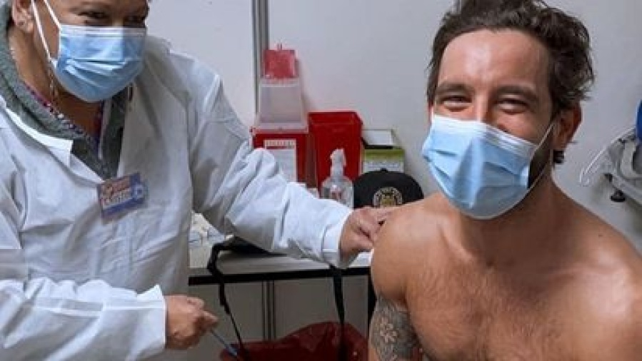 ”Me dijo que me sacara todo”: Agustín Sierra se vacunó... ¡sin remera!