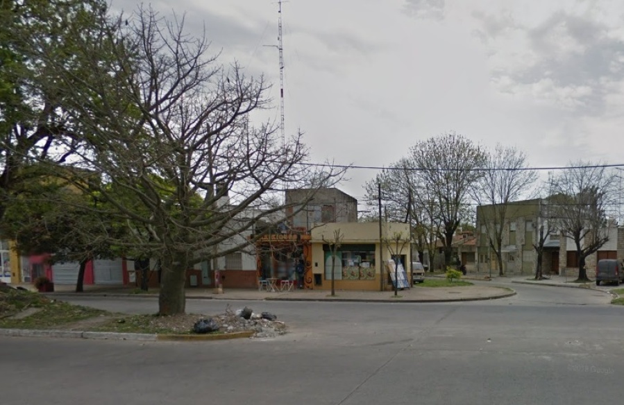 Rompió un vidrio para robar un local platense y fue detenido